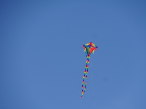 Drache vor blauem Himmel